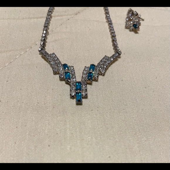 Necklace and earrings set - Picture 4 of 4